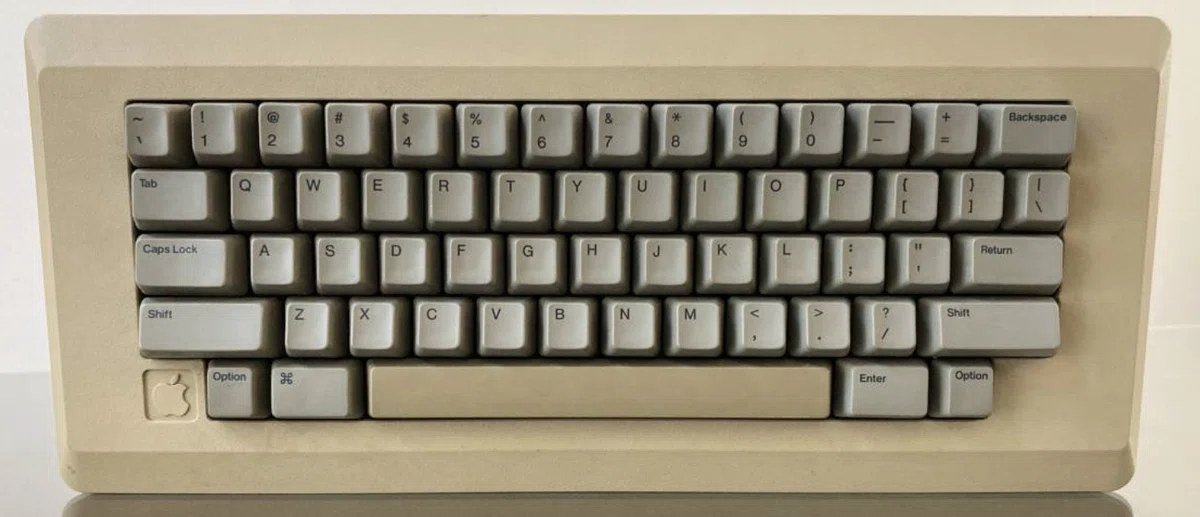 Apple Macintosh IIci 純正キーボード外付CD-ROMレトロ ヤフオクで久しぶりに初代Macintosh用キーボードの出品を見て、その