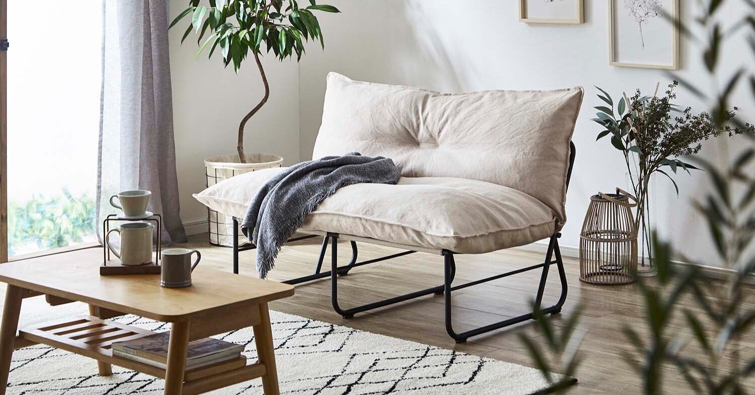 座り心地ふかふかの肉厚クッションソファー。アイアンフレームで