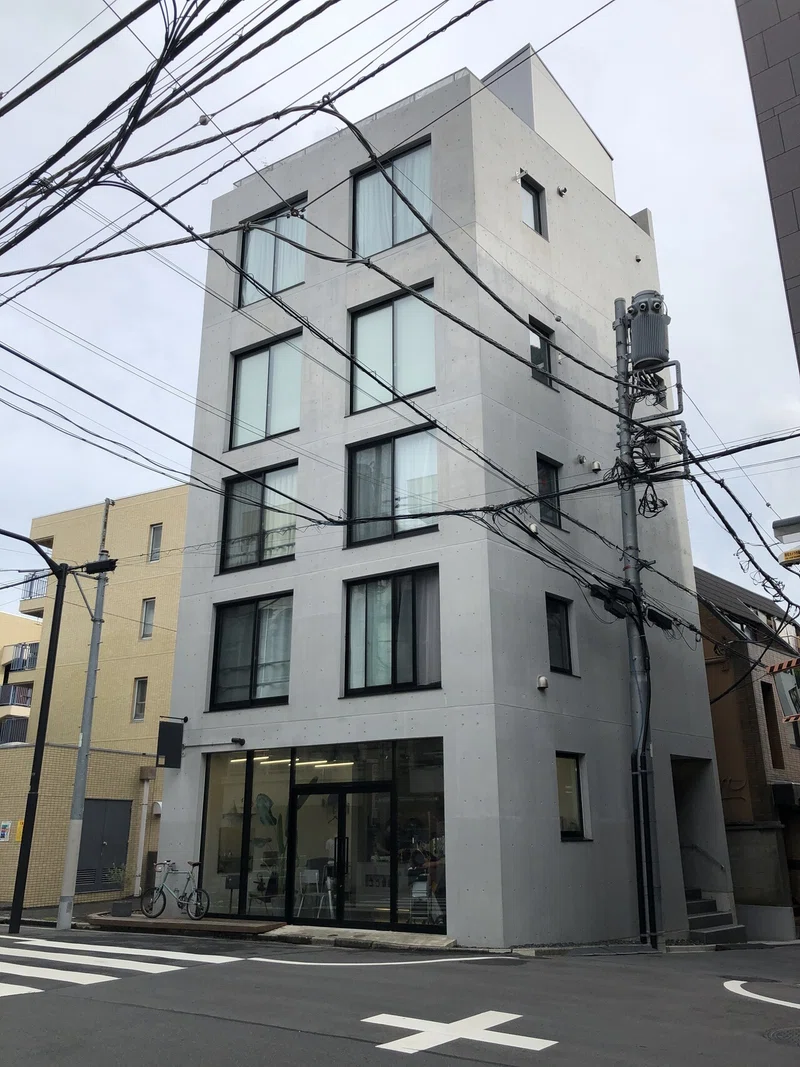 ぶらり建築士の備忘録 シンプルデザインな建物とオシャレ看板 のん 一級建築士 Note