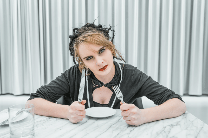 女性 食事 不機嫌