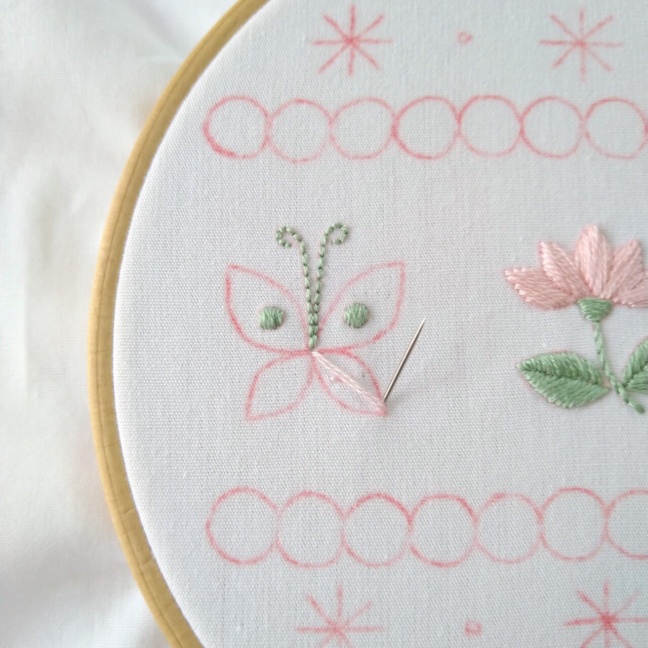 2色の刺繍糸で楽しむ花と蝶の刺繍図案* ステップ5 〜蝶の刺繍2