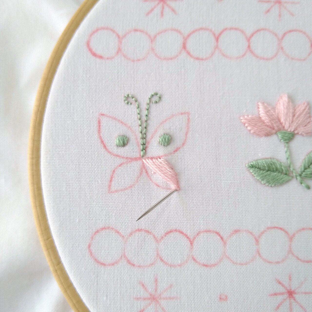 刺繍の絵、半額で 刺繍の絵、半額で。 刺繍の絵，半額で。
