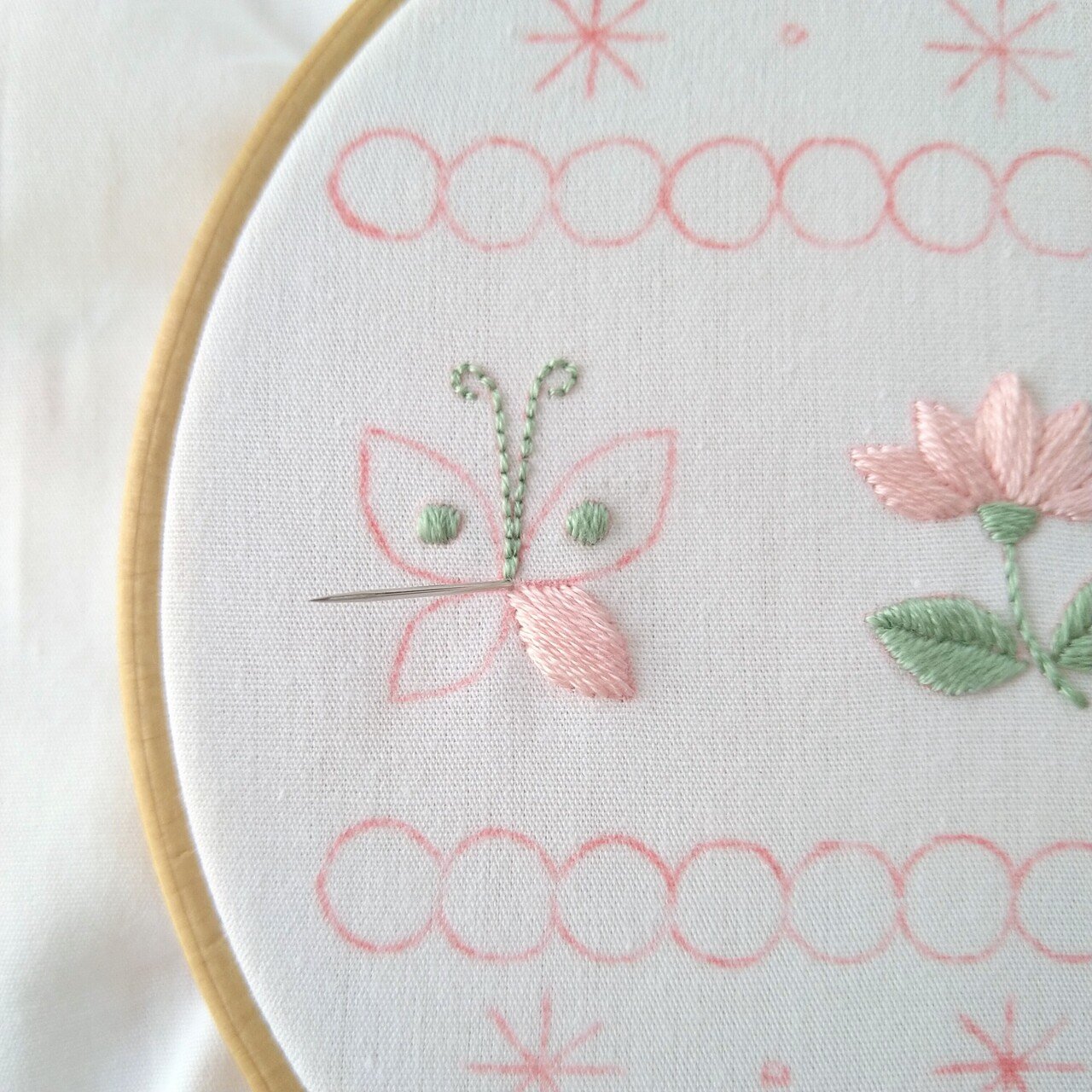 2色の刺繍糸で楽しむ花と蝶の刺繍図案* ステップ5 〜蝶の刺繍2