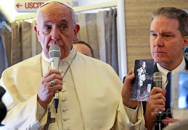 ローマ教皇が目にした、弟を背負った少年の写真は、深慮され戦争の悲惨を共有するために、全世界のカトリック信者にその写真を配布した