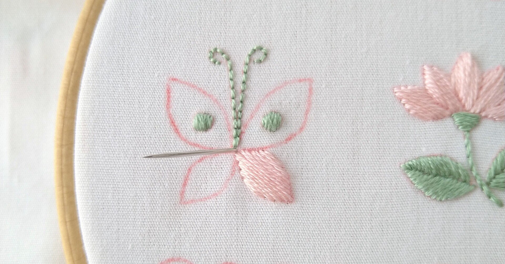 2色の刺繍糸で楽しむ花と蝶の刺繍図案* ステップ5 〜蝶の刺繍2