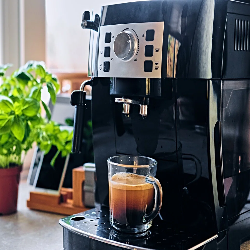 コーヒーメーカー・エスプレッソマシン KAZUTAKA 20気圧で誰でもどこでもバリスタ級|挽きたて×淹れたてエスプレッソで