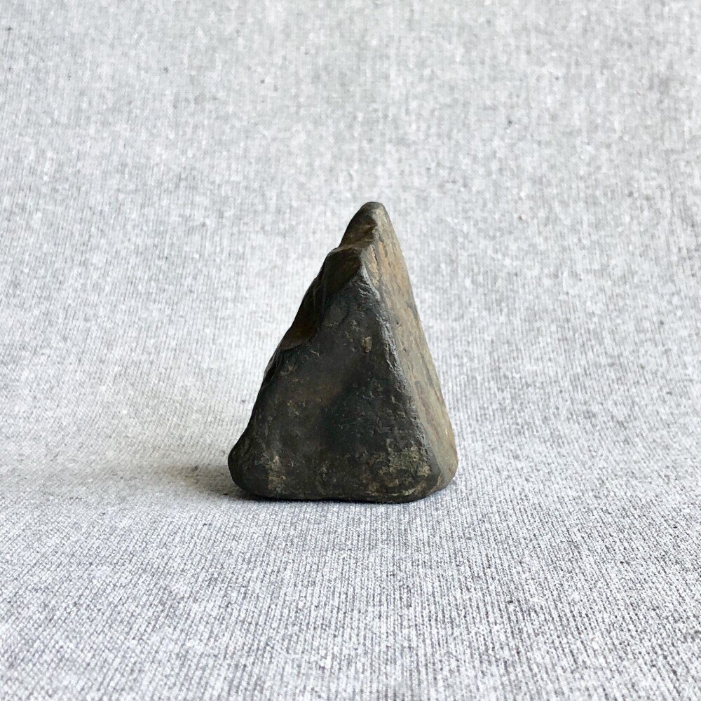 【佐久島の石】三角形が印象的な石石はどれも一点もの一期一会です