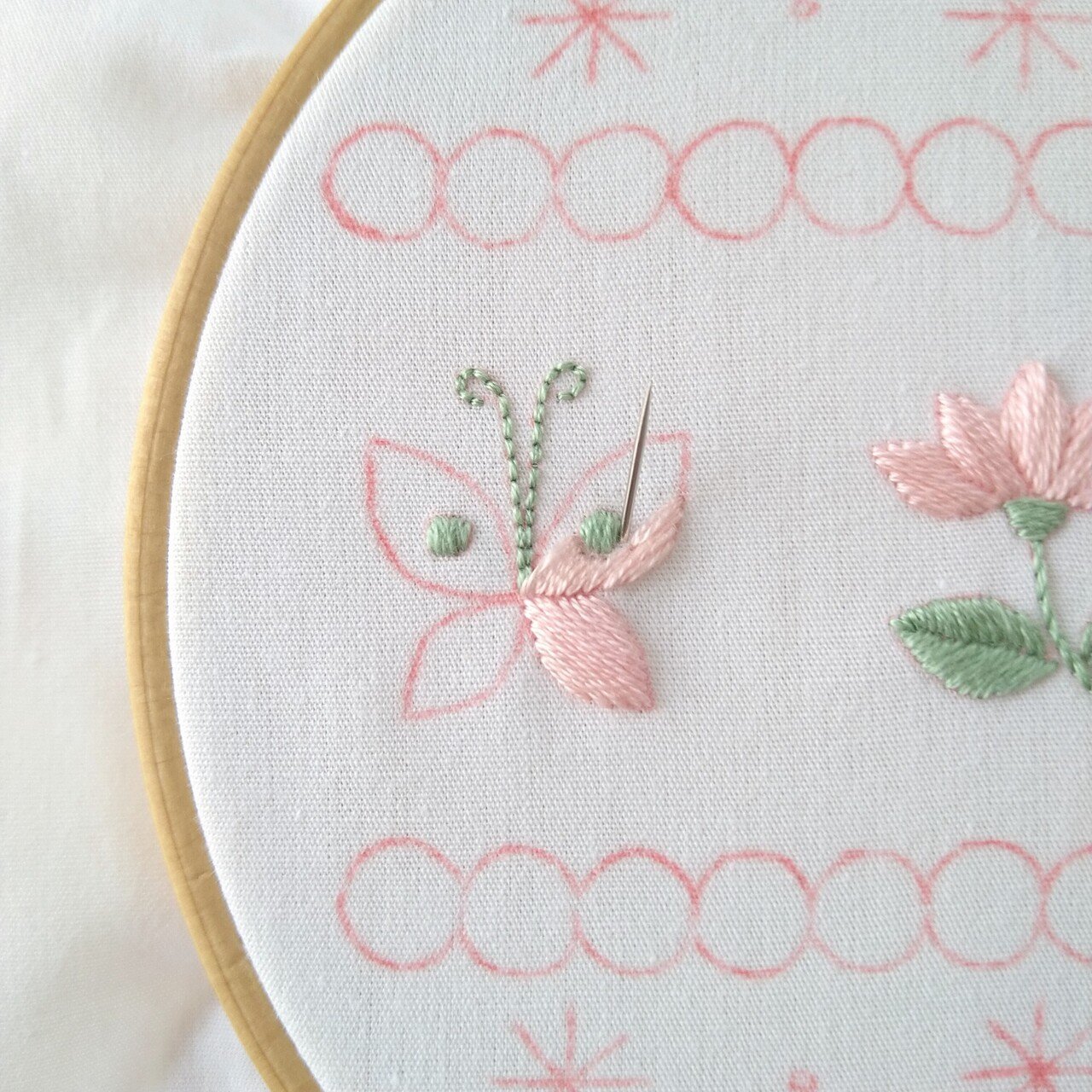全国宅配無料 2色の刺繍糸で楽しむ花と蝶の刺繍図案* 〜蝶の刺繍3 ステップ6 クラフト・布製品