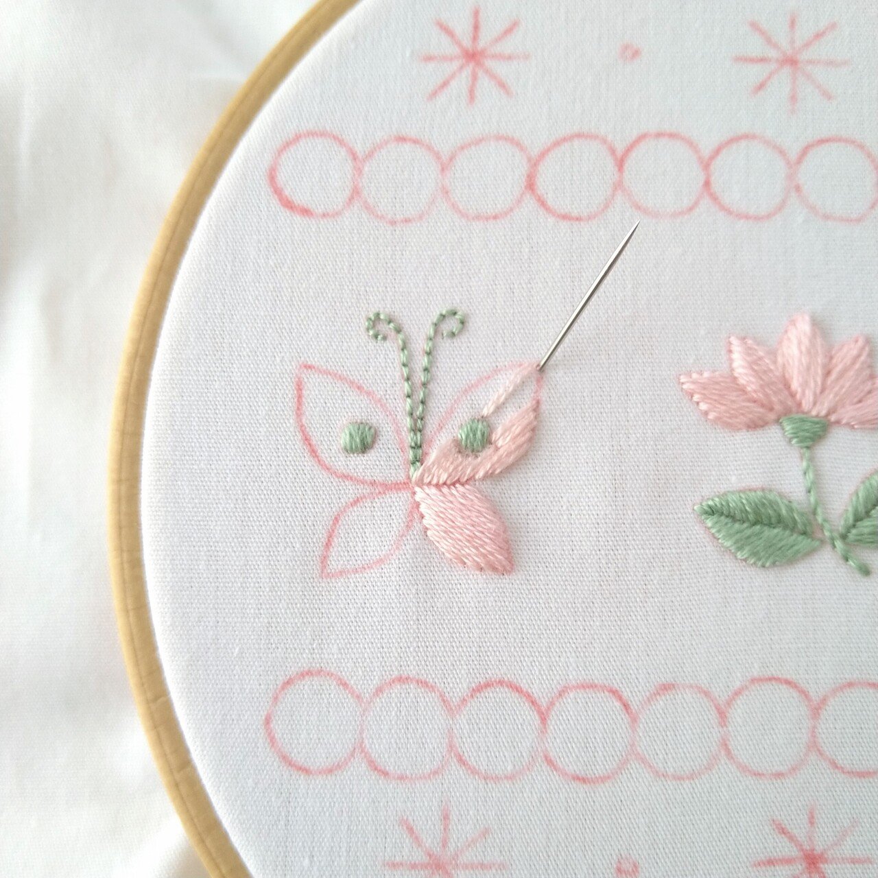 2色の刺繍糸で楽しむ花と蝶の刺繍図案* ステップ6 〜蝶の刺繍3
