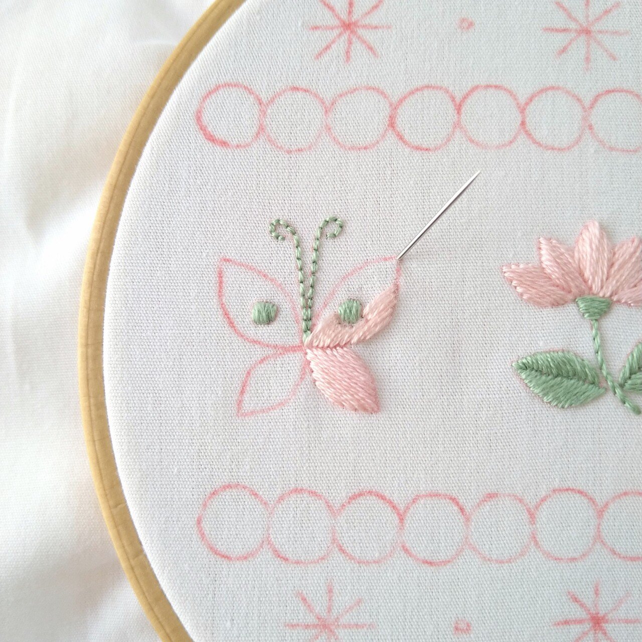 2色の刺繍糸で楽しむ花と蝶の刺繍図案* ステップ6 〜蝶の刺繍3