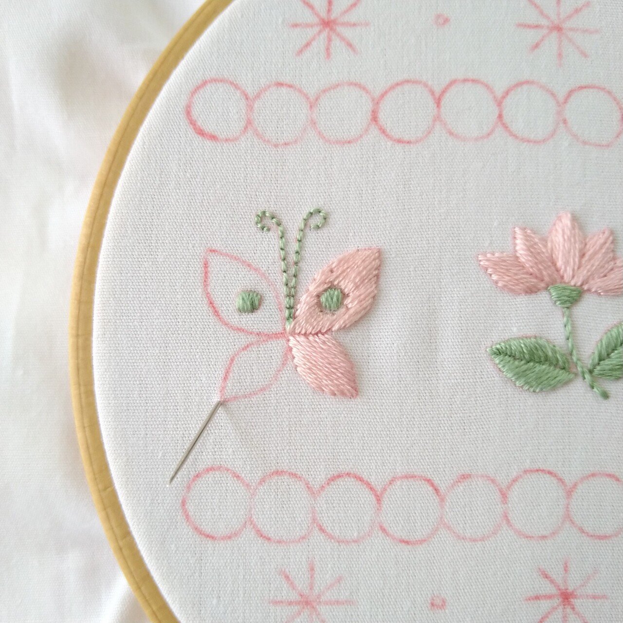 花と蝶の刺繍アート 2色の刺繍糸で楽しむ花と蝶の刺繍図案* ステップ6 〜蝶の刺繍3