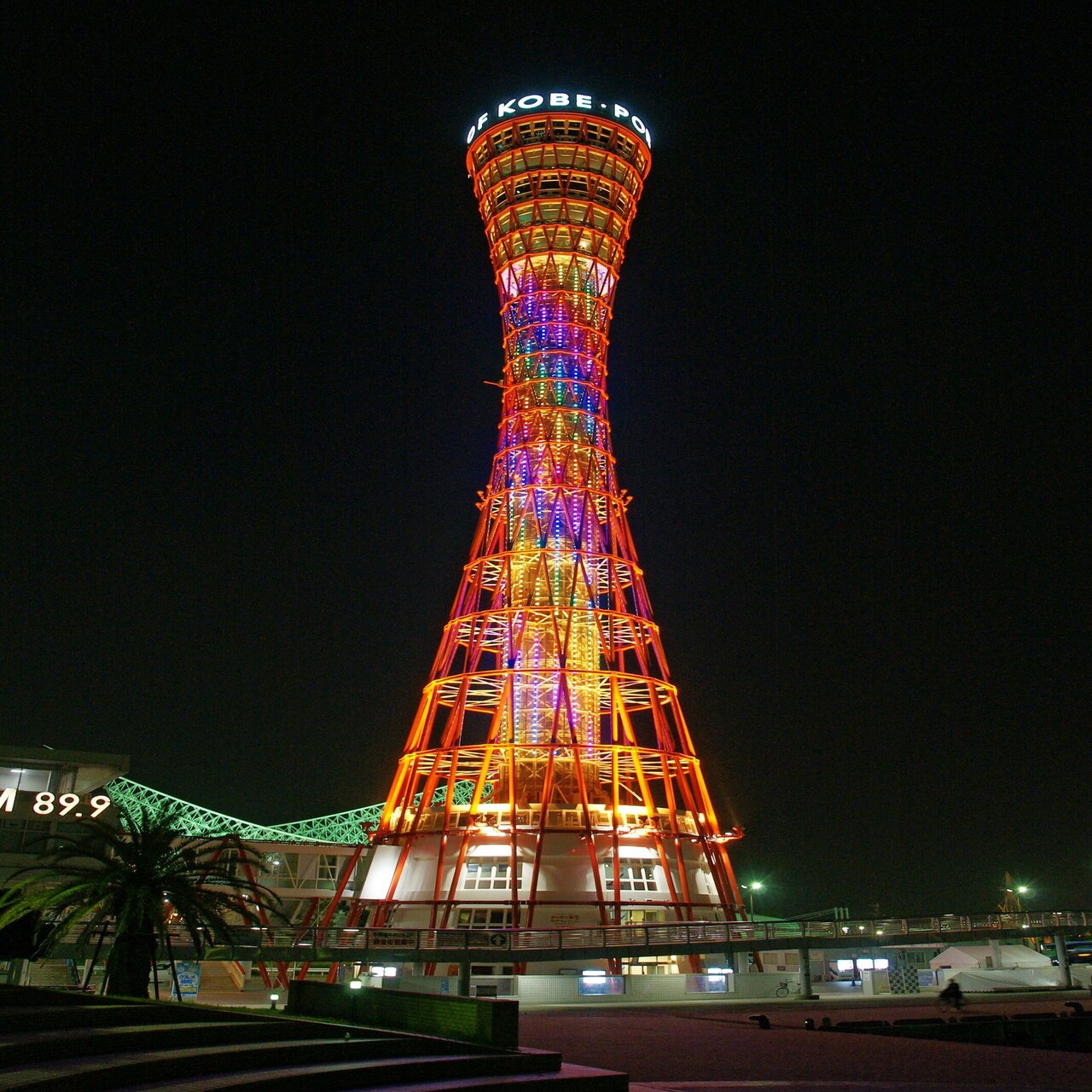 中央がくびれた優しい二次曲線の姿 へんいち Note