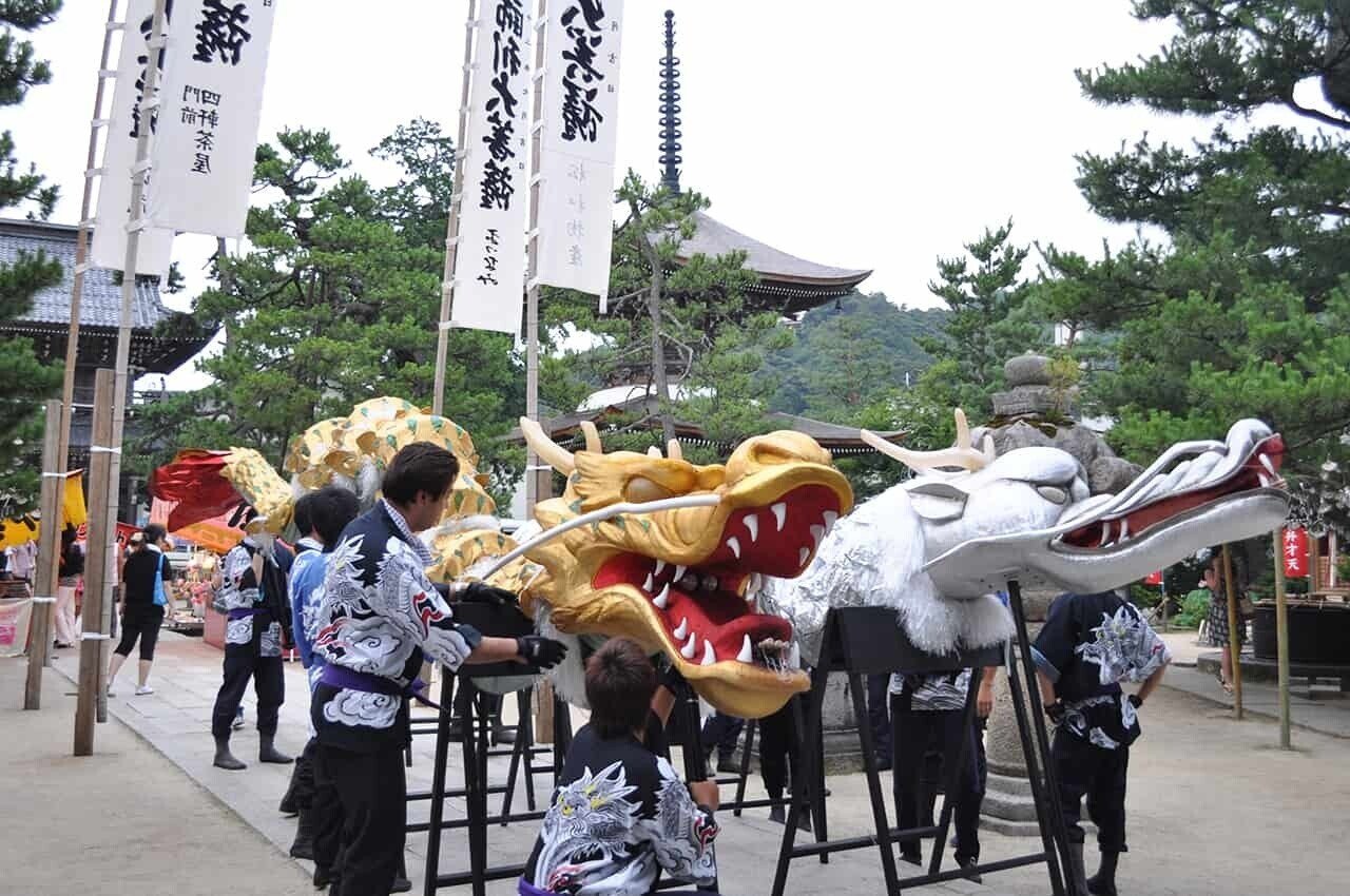 お祭り　イベント　お遍路　密教　お寺 ほら貝　法螺貝　和太鼓　山伏　魔除け 天橋立の夏夜】龍の灯りが照らす『文殊堂出船祭』｜智恩寺と海辺