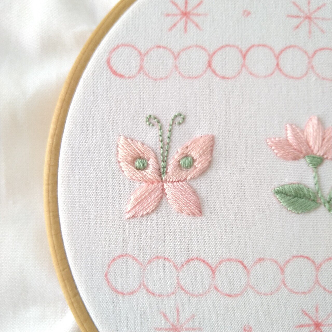 立体刺繍の花と蝶々 | 株式会社誠文堂新光社