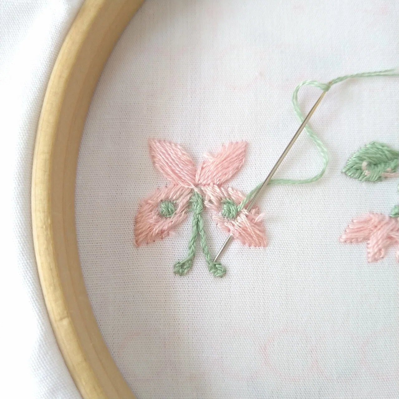 2色の刺繍糸で楽しむ花と蝶の刺繍図案* ステップ7 〜蝶の刺繍4 