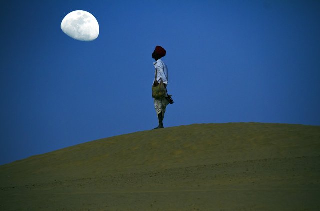 インド　～ラジャスタン・ジャイサルメール～作品　インドで見る月は形は違う