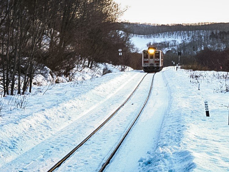 2004年北海道・釧路湿原　夕暮れ迫る無人駅に一両の列車がやってきた。蝦夷鹿の鳴き声のような汽笛が雪原に響き渡る。