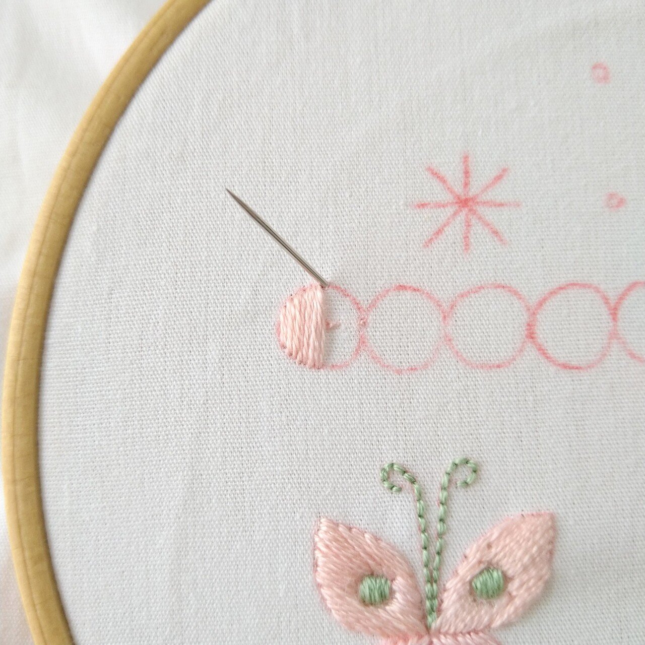2色の刺繍糸で楽しむ花と蝶の刺繍図案* ステップ8 〜丸の模様1