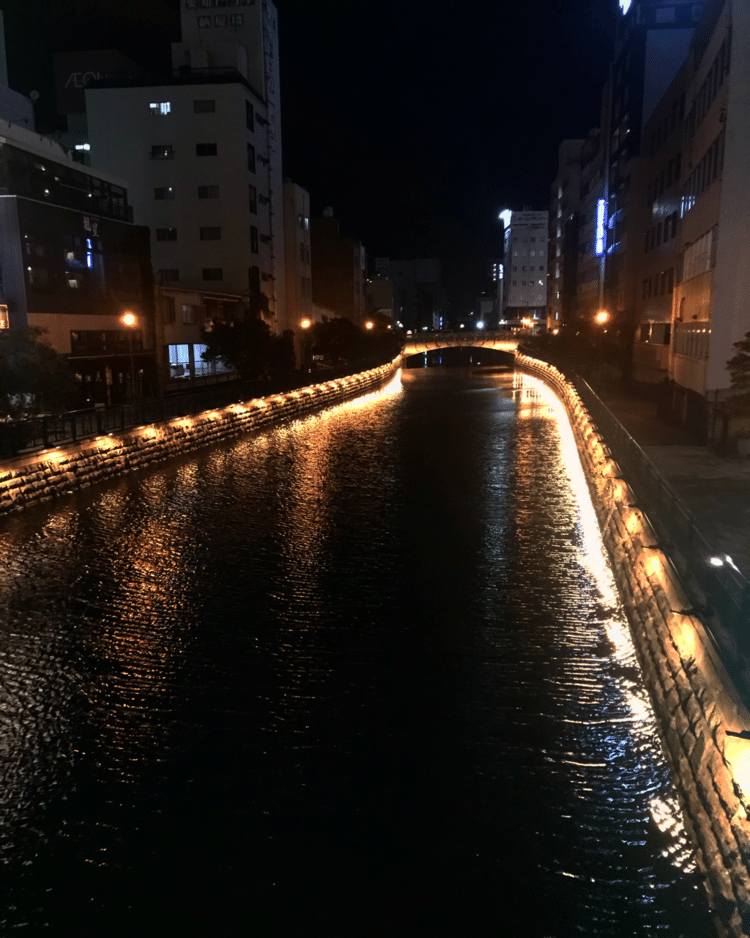 夜の川辺。