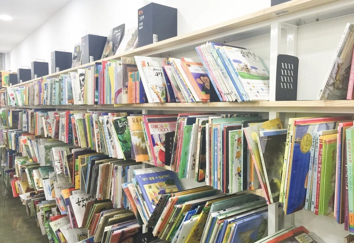 アラジン古本屋の絵本棚_トリミング