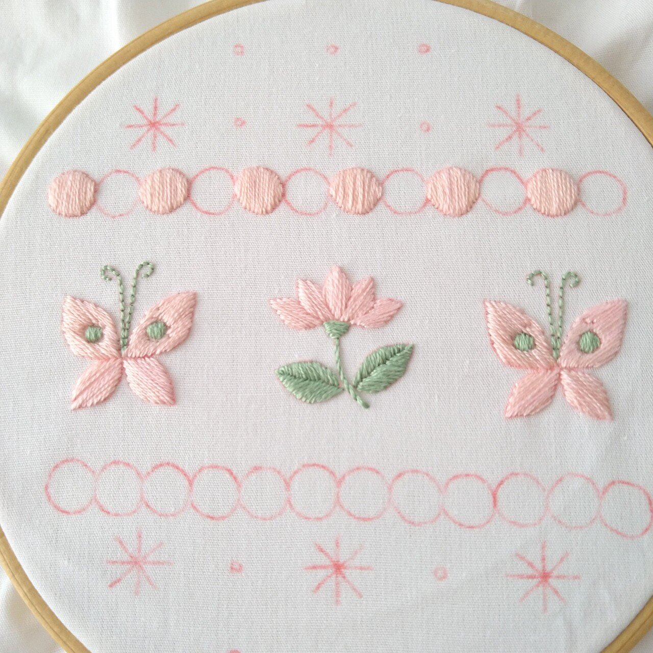 2色の刺繍糸で楽しむ花と蝶の刺繍図案* ステップ9 〜丸の模様2 2色の刺繍糸で楽しむ花と蝶の刺繍図案* ステップ9 〜丸の模様2