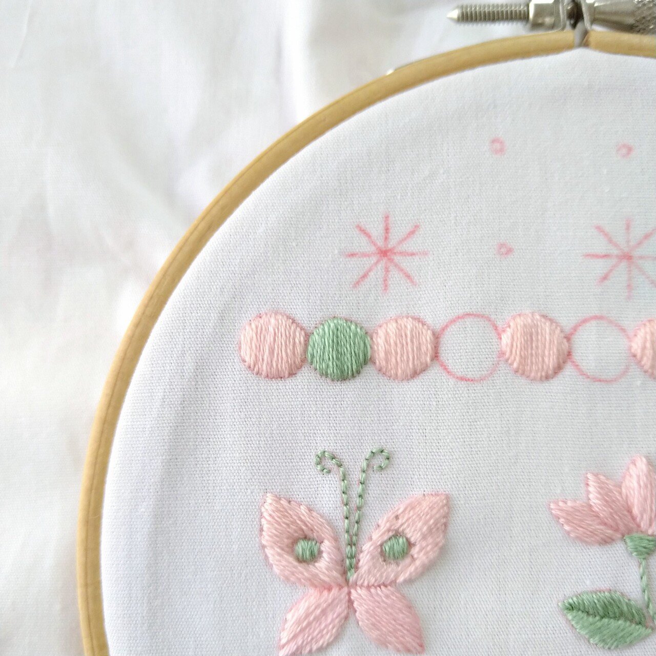 2色の刺繍糸で楽しむ花と蝶の刺繍図案* ステップ9 〜丸の模様2