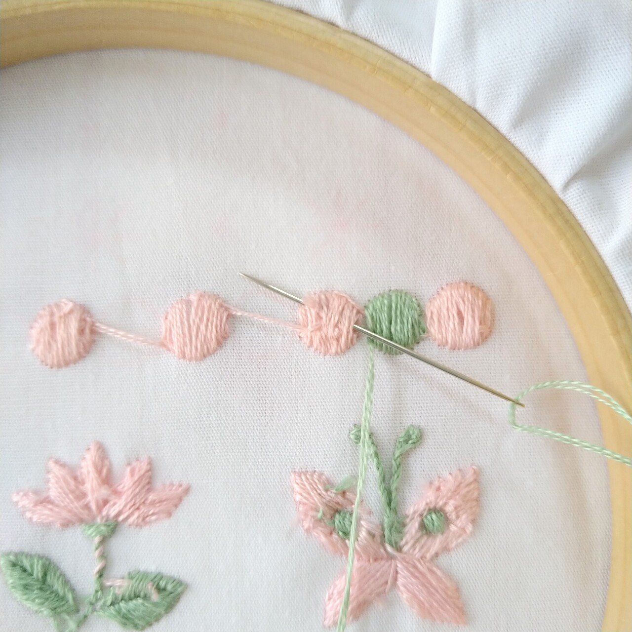 2色の刺繍糸で楽しむ花と蝶の刺繍図案* ステップ9 〜丸の模様2