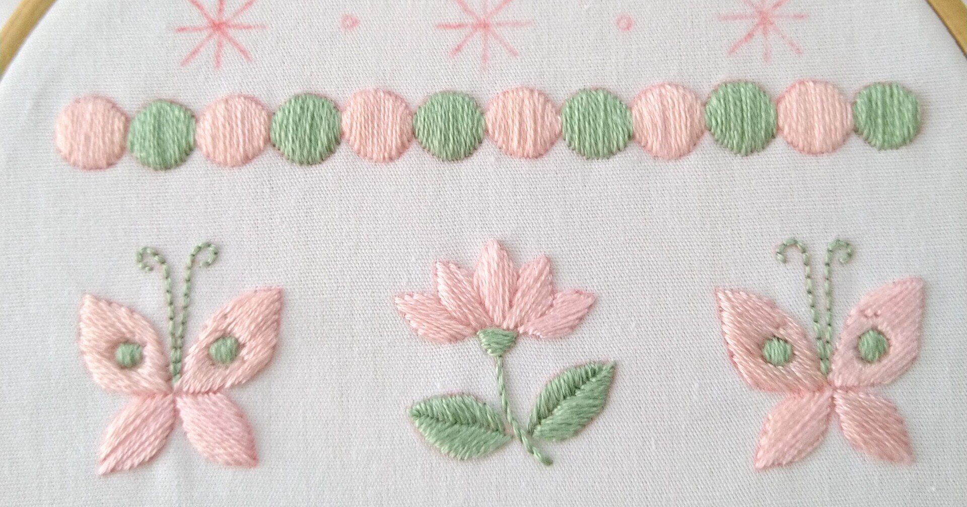 2色の刺繍糸で楽しむ花と蝶の刺繍図案* ステップ9 〜丸の模様2