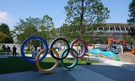 神宮外苑エリアにある五輪モニュメント。　（向こう側が新国立競技場）　