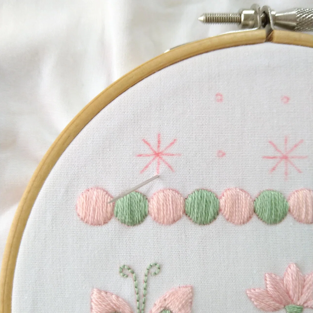 2色の刺繍糸で楽しむ花と蝶の刺繍図案 ステップ10 小さな花の模様 Apostrophe S 刺繍雑貨作家 Note 2色の刺繍糸で楽しむ花と蝶の刺繍図案 ステップ10 小さな花の模様 Apostrophe S 刺繍雑貨作家 Note