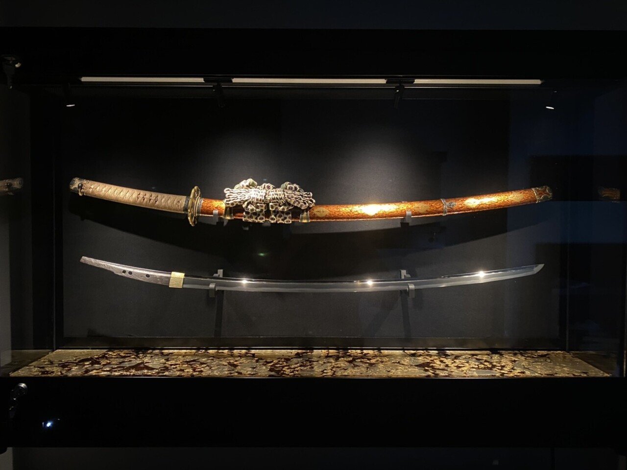 太刀の「刀置き」は反りがよく分かる｜刀箱師の日本刀ブログ 中村圭佑