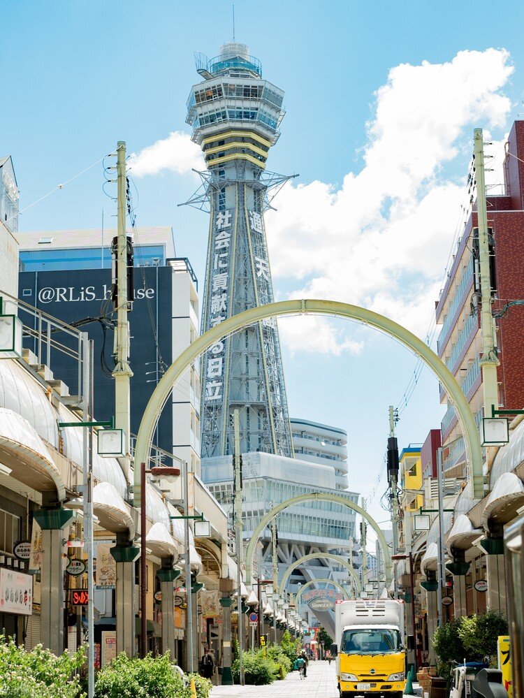 この日は大阪市内で39度近くまで気温が上昇した。体中ベトベトになっていたが、そんな気温になってることは知らなかった。
どれくらいベトベトだったか？
僕を押しのけたオジサンが、思わず指先を見つめるくらいさ。