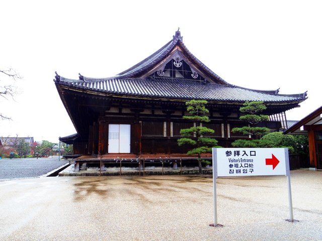 雨の日だったけど、中にはたくさんの千手観音様がいらっしゃった。ずっと学校の近くにあったのに行ってなかったけどずっと建てた当時の建物が残ってる？らしく趣あった。