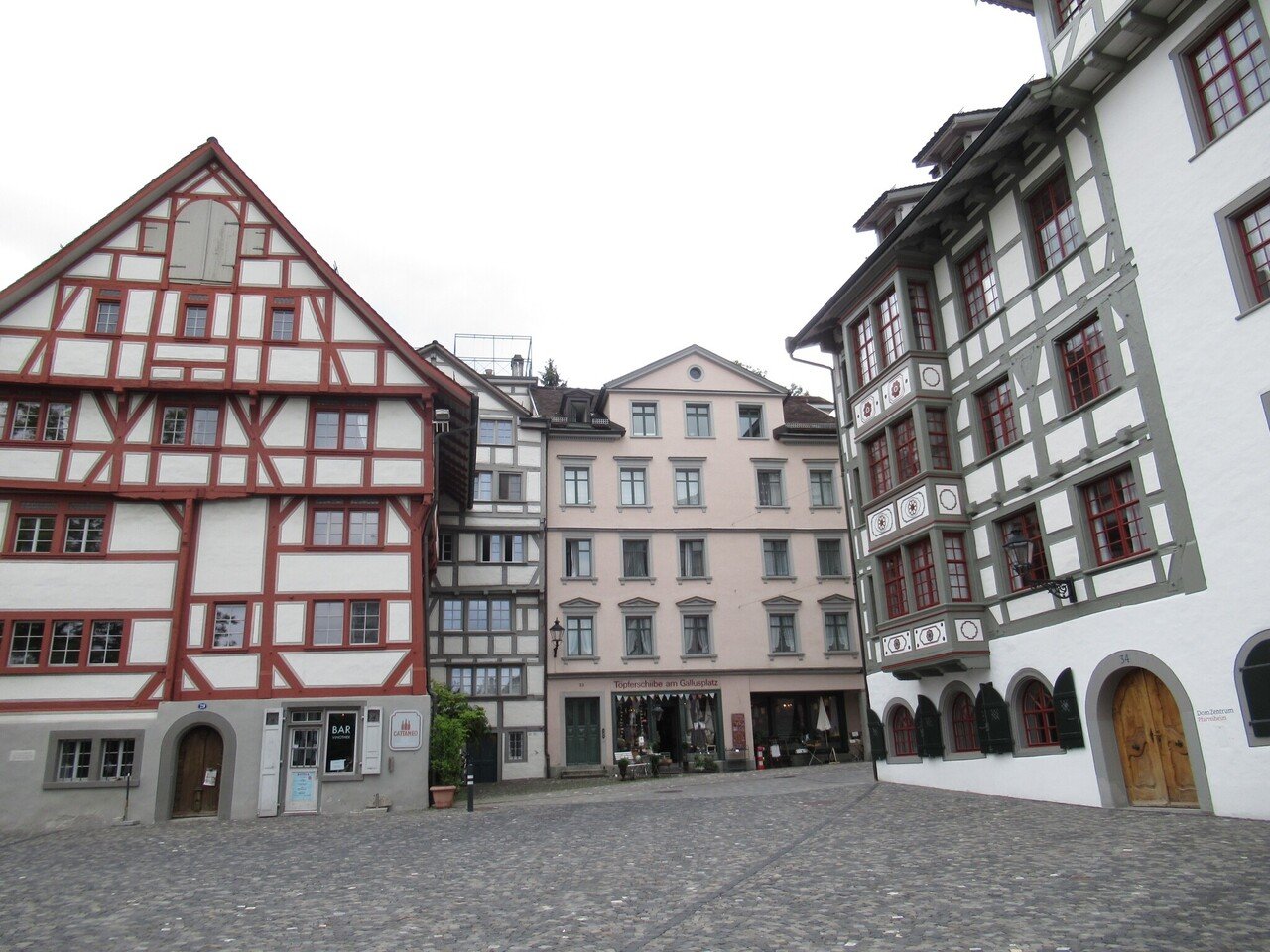 スイス ザンクト・ガレン 世界遺産の修道院 赤い広場 St. Gallen｜505nuts