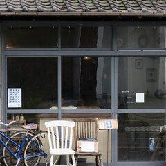 安達知江さんのガラス造形「家」｜塚本芳久