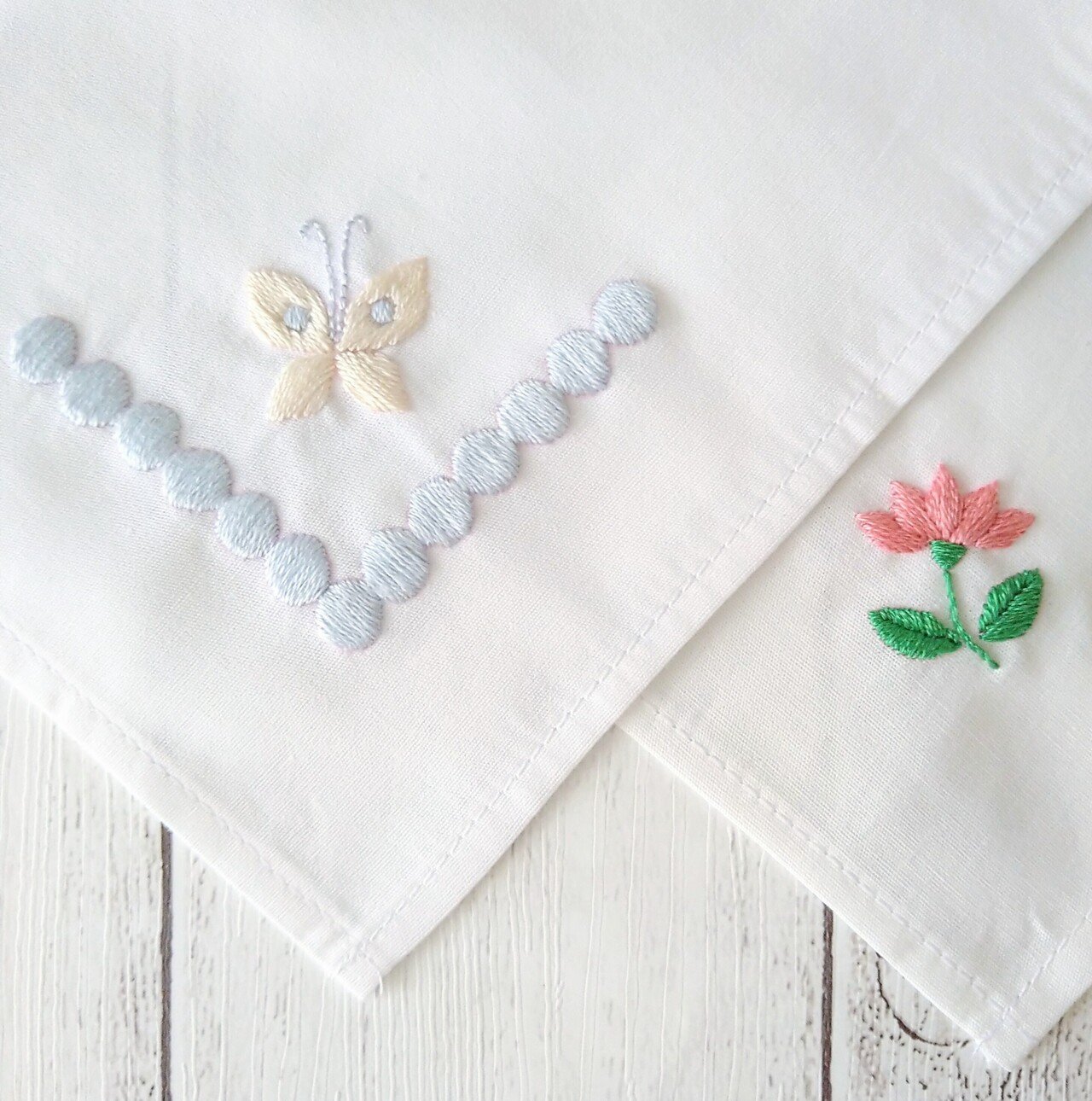2色の刺繍糸で楽しむ花と蝶の刺繍図案* 応用編🐧|Apostrophe+s 2色の刺繍糸で楽しむ花と蝶の刺繍図案* 応用編🐧|Apostrophe+s