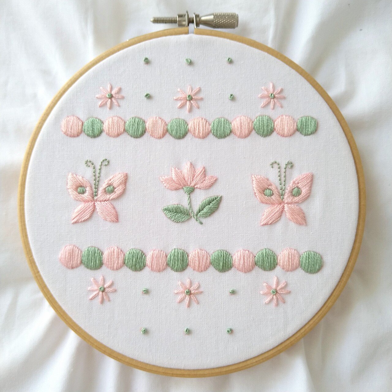 2色の刺繍糸で楽しむ花と蝶の刺繍図案* 応用編🐧｜Apostrophe+s 刺繍 