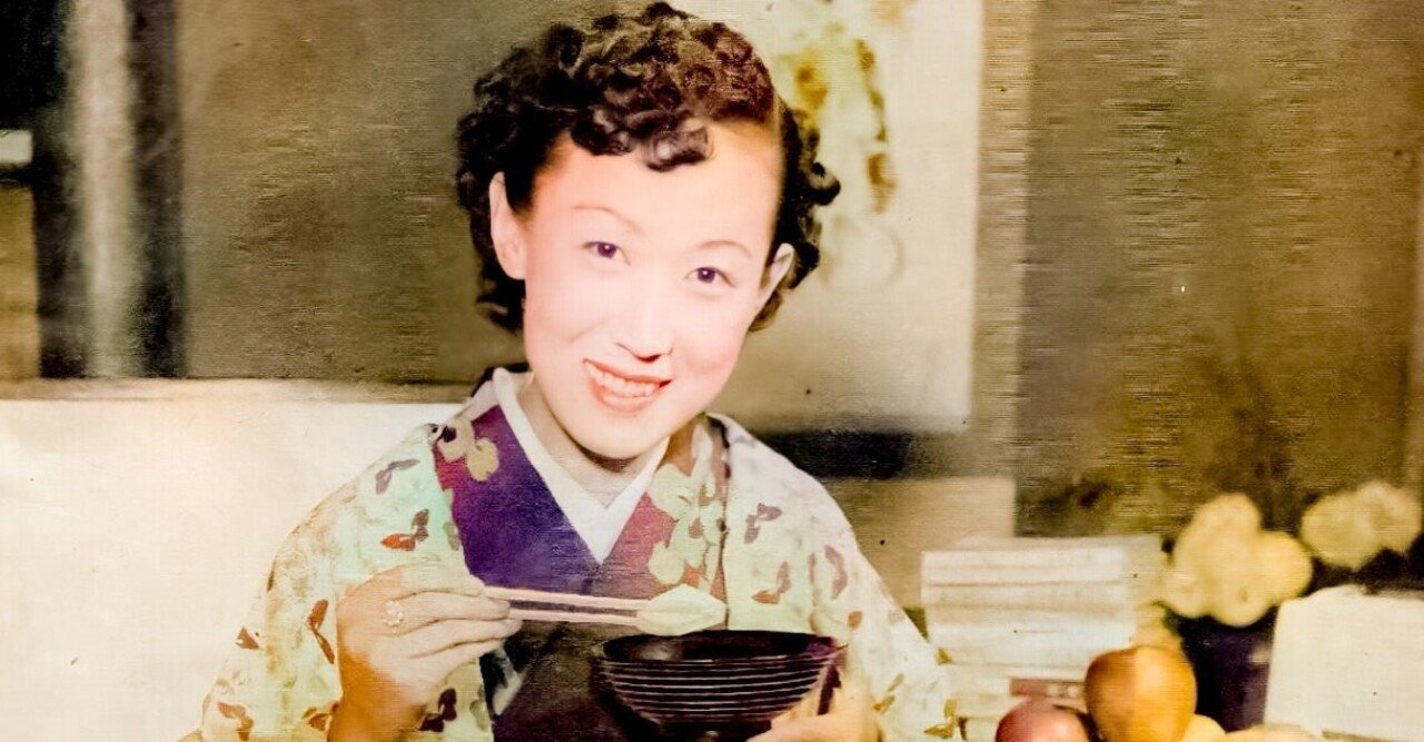 【百年ﾆｭｰｽ】1921(大正10)4月11日(月) 女優の山根寿子が東京で誕生。母はオペラ歌手の山根千世子。1936(昭11)文化学院女学部在学中に15歳でデビュー。1940(昭15)衣笠貞之助監督『蛇姫様』で長谷川一夫の相手役となり人気が出る。戦後は新東宝に。1954(昭29)小川吉衛と結婚。1990(平2)死去,享年69。