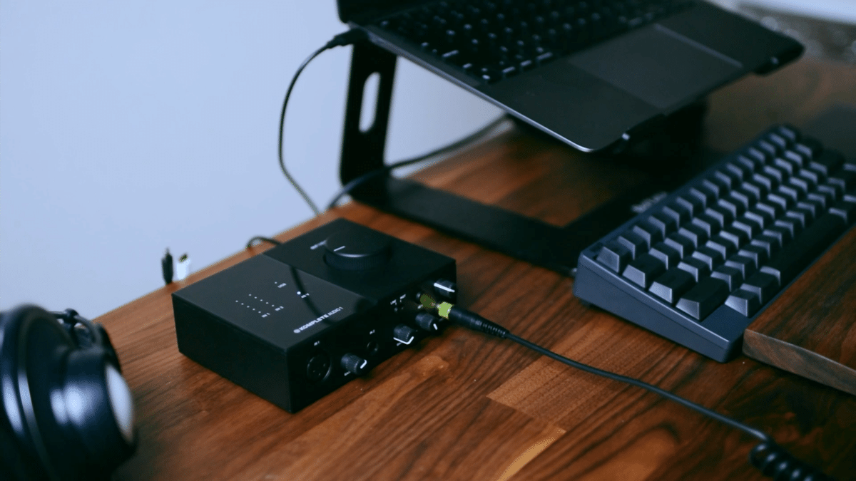 デスクに合うミニマルなオーディオインターフェース Komplete デスクに合うミニマルなオーディオインターフェース Komplete