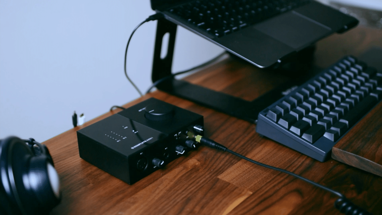 デスクに合うミニマルなオーディオインターフェース Komplete Audio 1 デスクに合うミニマルなオーディオインターフェース Komplete Audio 1