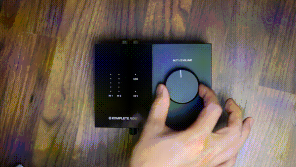 デスクに合うミニマルなオーディオインターフェース Komplete