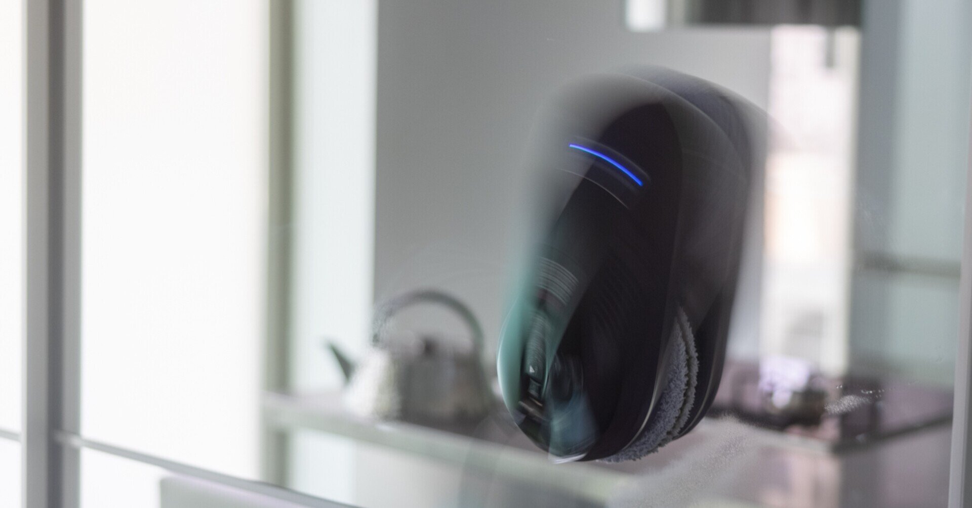 049 AIで窓拭き革命！自動で水拭きしてくれる掃除ロボット「HOBOT388