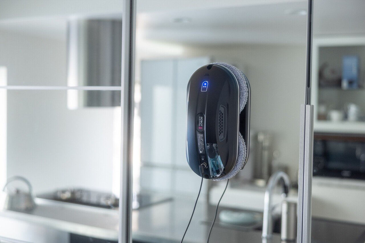 049 AIで窓拭き革命！自動で水拭きしてくれる掃除ロボット「HOBOT388