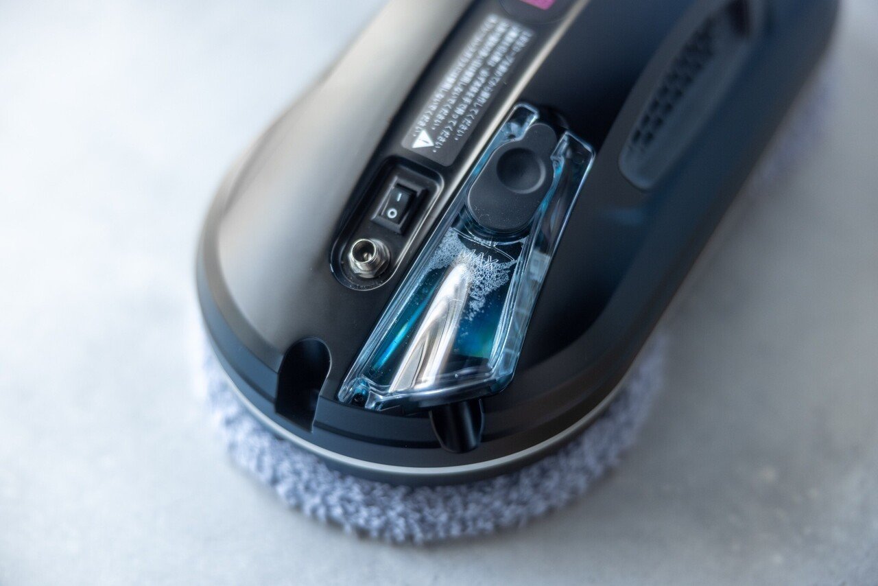 049 AIで窓拭き革命！自動で水拭きしてくれる掃除ロボット「HOBOT388