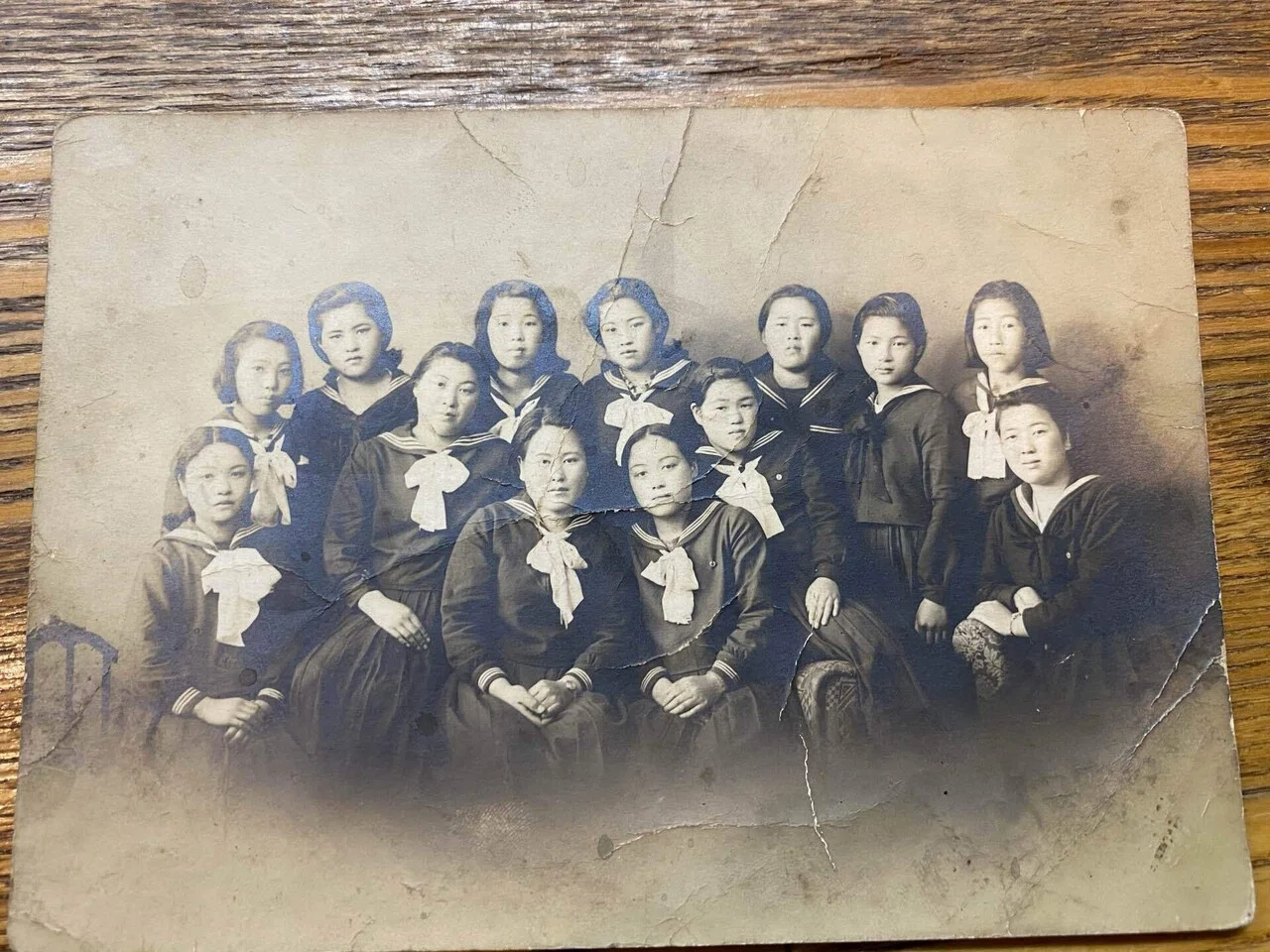 昔の貼り付けタイプのアルバムで写真の横にマジックやボールペンでメモ