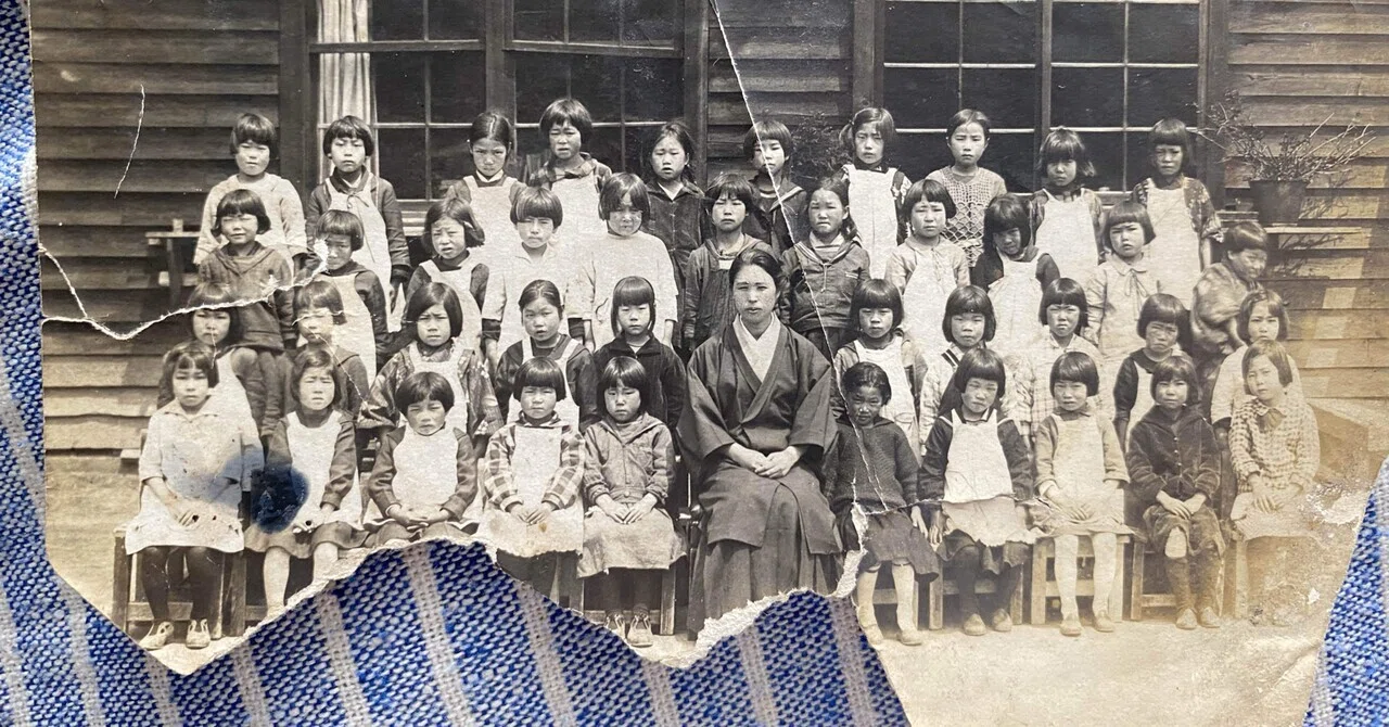 昔の貼り付けタイプのアルバムで写真の横にマジックやボールペンでメモ 