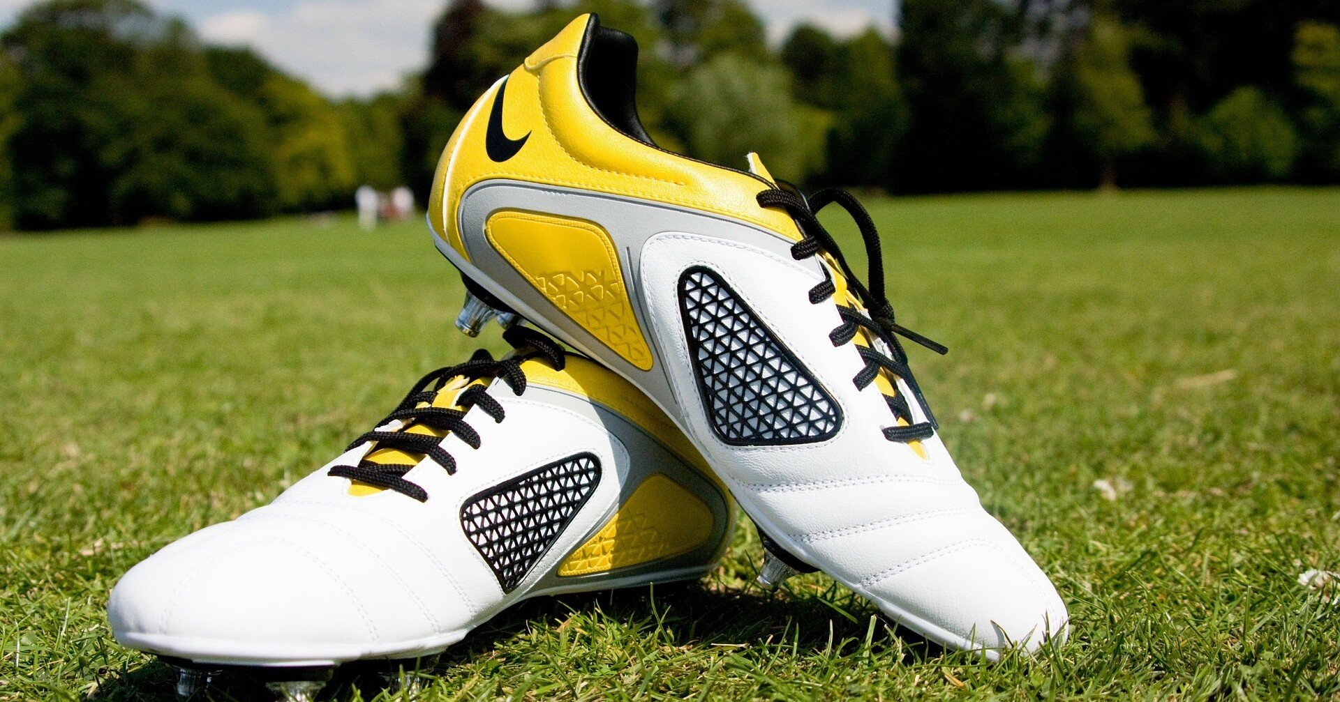 J リーガーも愛用する ｢ゼログライドシューレース｣ 。ヒット理由を