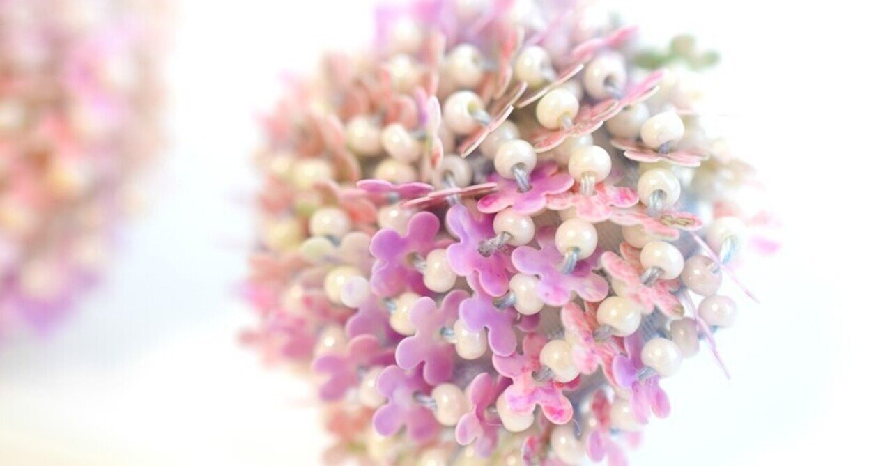 お花スパンコールのくるみボタン風刺繍｜小さな手芸屋さん PetiteMercerie