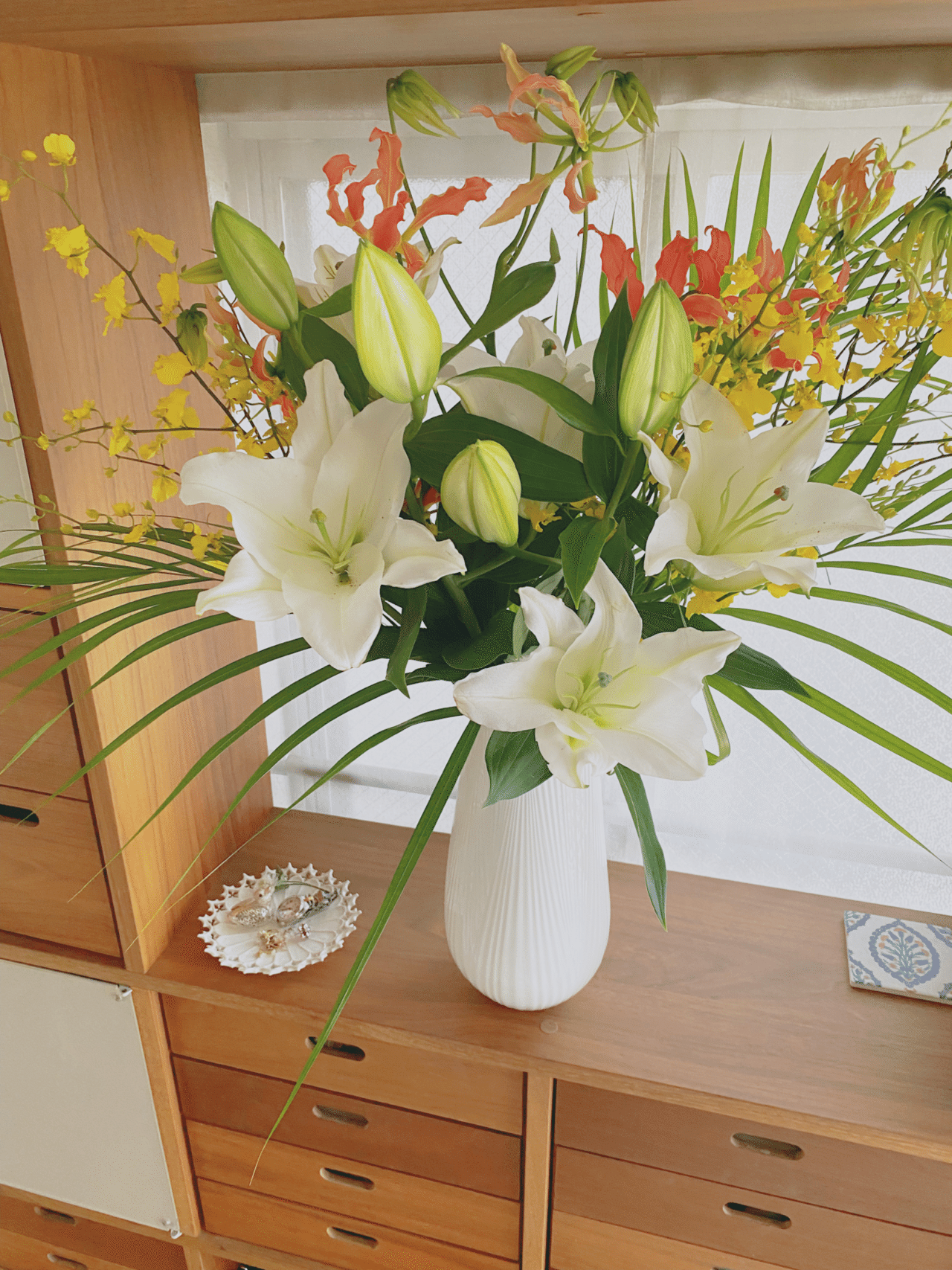 花束をいただいたので仕事部屋に 凛としたフォルムとは裏腹に甘い百合の花の香り 初期にジュエリーのモチーフにしたくらいの大好きなお花の1つです ただ猫にはユリ科は猛毒なので うちのニャンコが来 現役モデルのジュエリー職人が1から生み出すジュエリー 田中