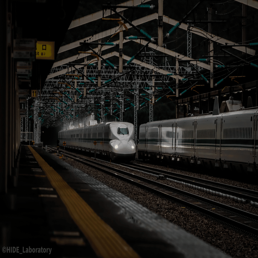 駅露出 雨のドクターイエロー｜HIDE / photographer